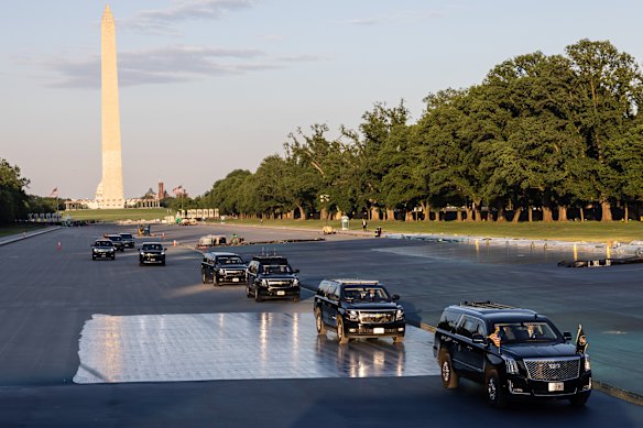 Il corteo presidenziale che percorre la Reflecting Pool quando è stata prosciugata a maggio.