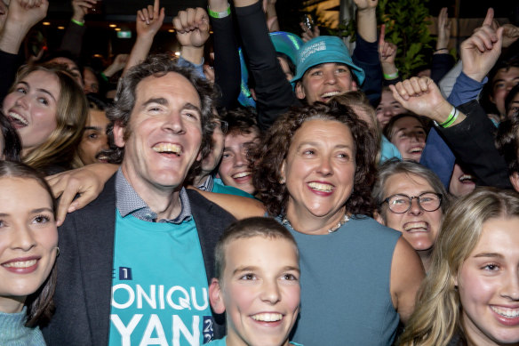 Victory as Monique Ryan and family celebrate at the Auburn Hotel on May 21, 2022 in Melbourne, Australia. 