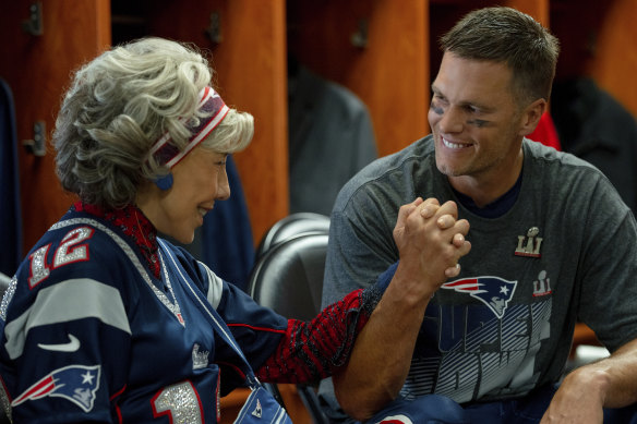 Lily Tomlin is obsessed with star quarterback Tom Brady, who plays himself, in 80 For Brady.  