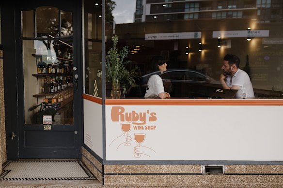 A Ruby's Wine Shop abriu na semana passada em Albion.