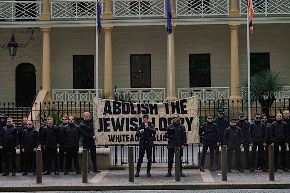 A Rede Nacional Socialista realizou uma manifestação em frente ao parlamento em Sydney no sábado.