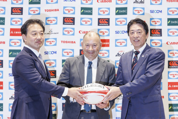 Eddie Jones with JRFU managing director Kensuke Iwabuchi and president Masato Tsuchida on Thursday.