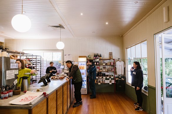 Relatively quiet during the week regularly reserve the rows of the door on Saturday and Sunday. 