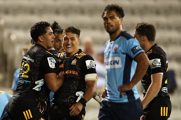 Anton Lienert-Brown scores for the Chiefs and Karmichael Hunt can't look.