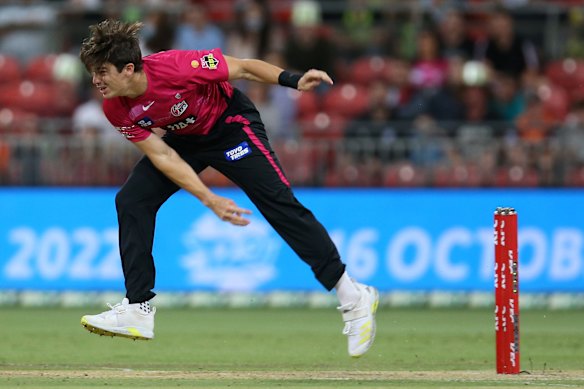 Sean Abbott bending the back for the Sixers in the Big Bash.