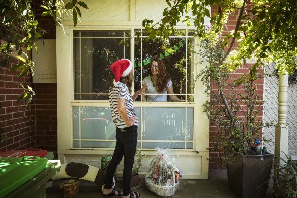 Heather Svendsen (left) pays a visit to Ferdi Hepworth as she isolates for Christmas.
