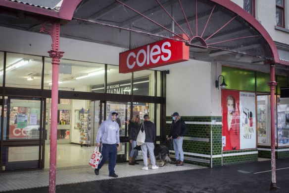 Coles has locked in prices on more than 100 everyday products to the end of January ahead of a likely interest rate rise.