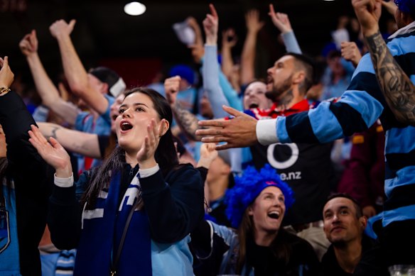 Los fanáticos de los blues celebran entre la multitud en el estadio Suncorp.