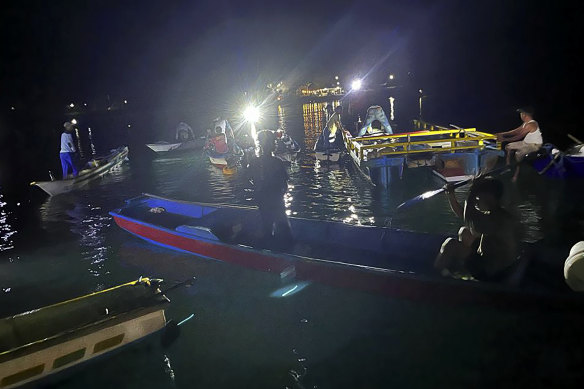 Ulusal Arama ve Kurtarma Ajansı (BASARNAS) sakinleri ve üyeleri, Pazartesi günü Endonezya'nın Sulawesi adasında aşırı yüklü bir feribotun alabora olmasının ardından hayatta kalanları arıyor.