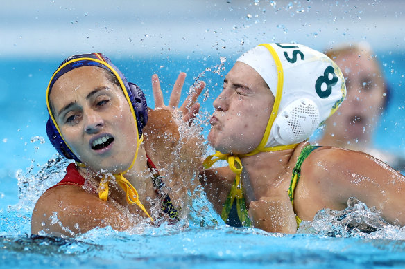 Sienna Hearn (Australia) and Judith Forca Ariza (Spain) clash in the pool. 