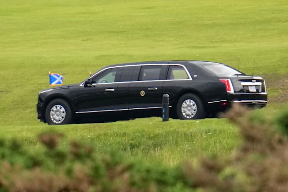 O carro presidencial de Donald Trump, The Beast, no campo de golfe Turnberry no sábado.