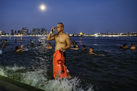 People swim in the intersection of the Han and Yangtze rivers during a heat wave on August 10.