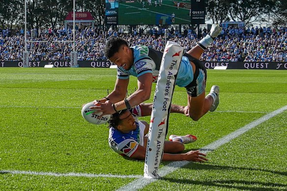 Ronaldo Mulitalo  in full flight.