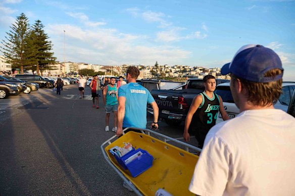 Lifeguards arrive to help.