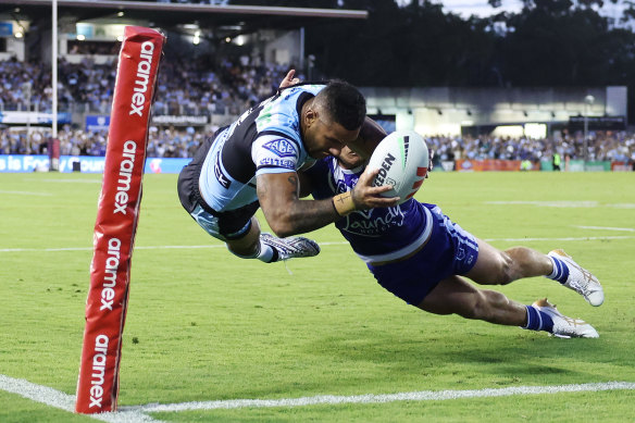 Sione Katoa scores for the Sharks.