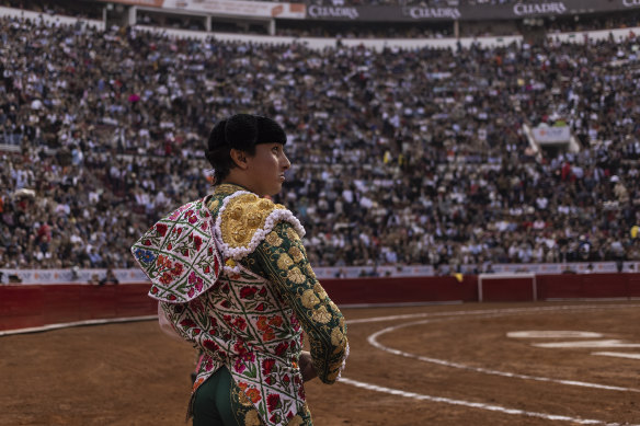 Andrés Roca Rey enters the Plaza Mexico ring.