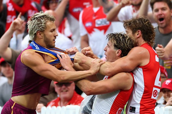 Kai Lohmann gets into a tangle with the Swans