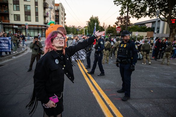 Um manifestante enfrenta a polícia durante um protesto perto de uma instalação de gelo em Portland na segunda -feira.