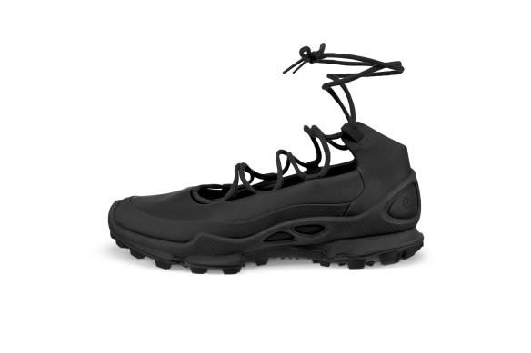 Ecco “Women’s Biom C-Trail” sneakers.