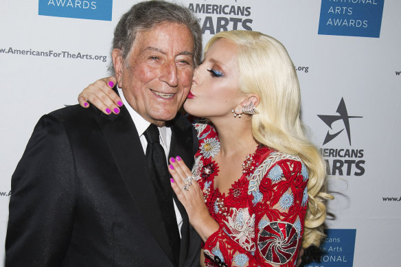 Tony Bennett, solda ve Lady Gaga, Americans for the Arts 2015 Ulusal Sanat Ödülleri'nde göründü.