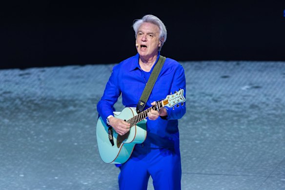 David Byrne em vôo no TikTok Entertainment Center.