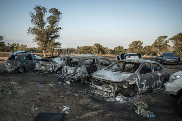 Сгоревшие автомобили, оставшиеся после расправы ХАМАС над сотнями посетителей музыкального фестиваля в Израиле 7 октября.