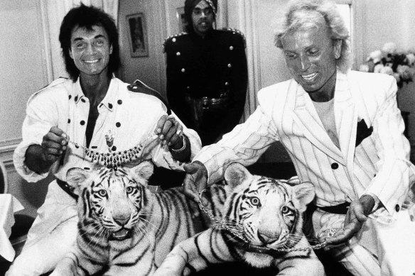 Roy Horn, left, and Siegfried Fischbacher pose with their rare white tigers during a stop at Van Cleef & Arpels jewellery shop in New York in 1987.