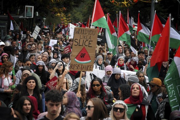 Emma Eve brandishing her ‘Would you like a slice of resistance?’ sign.