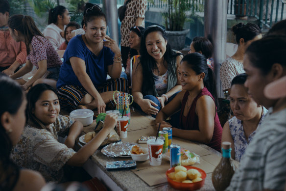 Amelyn Pardenilla stars as Puri [centre] in Expats. 