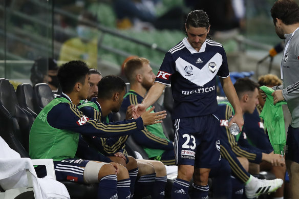 Marco Rojas, right, is substituted during Melbourne Victory's clash against Brisbane Roar. 