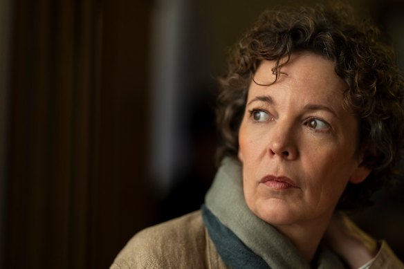 Olivia Colman como Angela Burr na segunda temporada de The Night Manager.