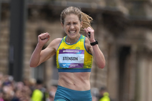 Jessica Stenson celebrates victory in the women’s marathon at the 2022 Commonwealth Games.