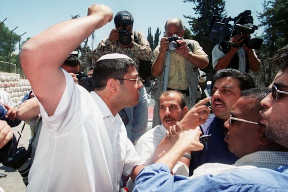 Giugno 2000: Ben-Gvir alza il pugno contro le guardie palestinesi mentre gli israeliani marciano attraverso Gerusalemme Est, tradizionalmente araba.