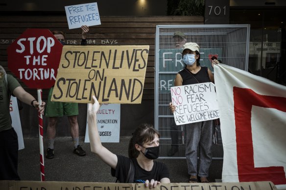 As Novak Djokovic was held in the Park Hotel in Carlton, Free the Refugee advocates staged a protest outside and on top of the veranda of the hotel. 