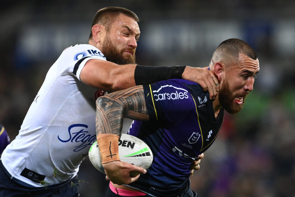 Jared Waerea-Hargreaves grabs Nelson Asofa-Solomona.