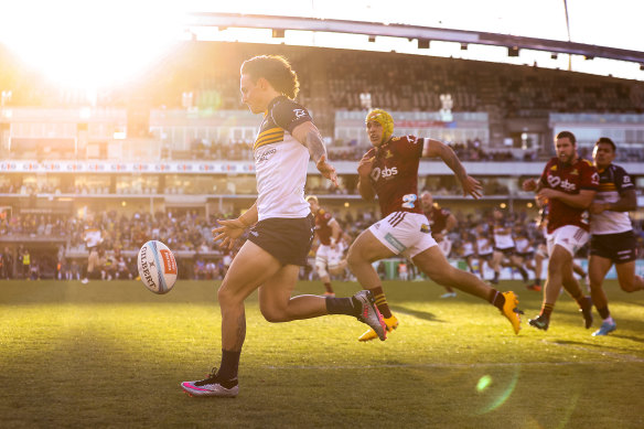 Corey Toole chips ahead to score in a helter-skelter battle with the Highlanders on Sunday.