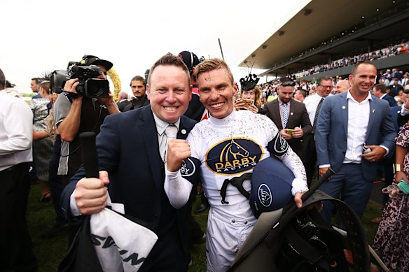 Scott Darby com o jóquei Ben Melham após vencer o Golden Slipper de 2017.