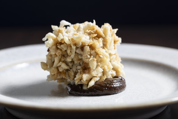 Shredded duck croquette with tapioca.