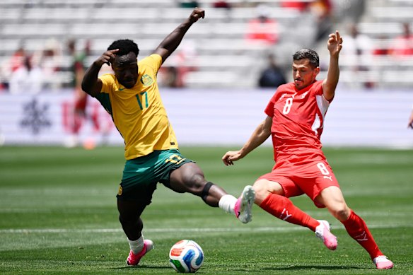 Nestory Irankunda competes for the ball against Remo Freuler.