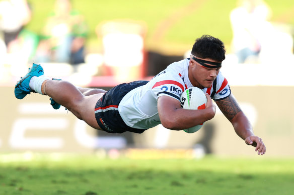 Salesi Foketi scores for the Roosters.