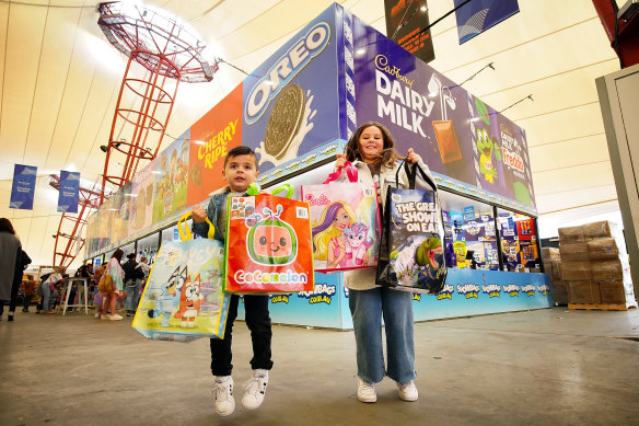 Luca and Giselle pick out some showbags.