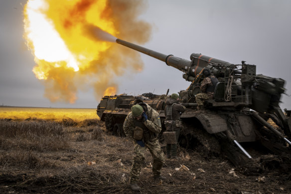 Ukraynalı topçular, Kreminna şehrinin içindeki Rus tahkimatlarına doğru 2S7 Pion topu ateşliyor.