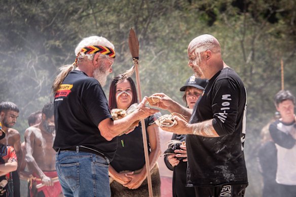 Wurundjeri Woiwurrung elder Bill Nicholson (right) exchanged gifts with Wadawurrung elder Byron Powell last year to mark the start of treaty negotiations with the government.