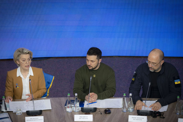 Ukrayna Devlet Başkanı Volodymyr Zelenskyy (ortada), Avrupa Komisyonu Başkanı Ursula von der Leyen (solda) ve Ukrayna Başbakanı Denys Shmyhal, Kiev'de düzenlenen AB-Ukrayna zirvesine katılıyor.