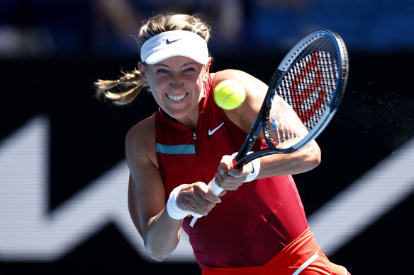 Victoria Azarenka plays a backhand against Elina Svitolina.