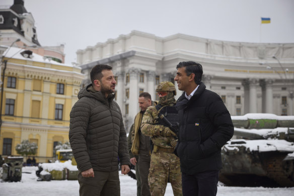 Ukrayna Devlet Başkanı Volodymyr Zelensky (solda) ve İngiltere Başbakanı Rishi Sunak Cumartesi günü Kiev şehir merkezinde Rus askeri araçlarının imha edildiğini gözlemliyorlar.