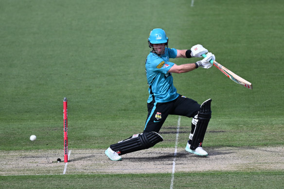Heat top scorer Jimmy Peirson (39 from 37) fell to Nathan Ellis in an 18th over that went for four runs. 