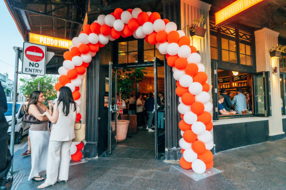 Paddo Inn balloon arch at preliminary finals.