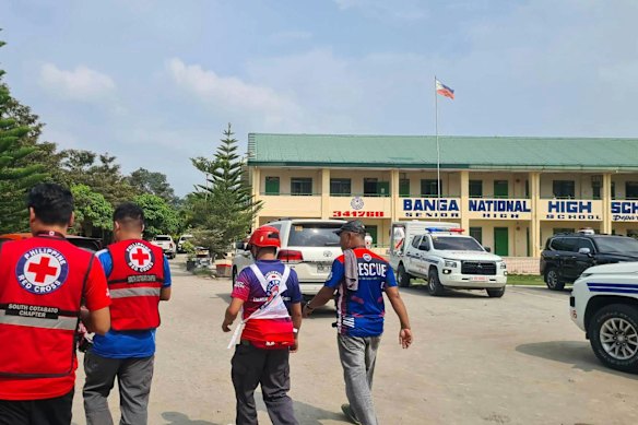 I soccorritori della Croce Rossa arrivano alla Banga National High School nelle Filippine.