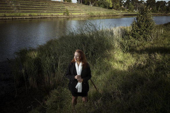 Antoinette Bufalino, who was flooded in October 2022, is a member of the Maribyrnong Community Recovery Association. She is shocked by the report findings and calls for the Flemington Racecourse wall to be pulled down.